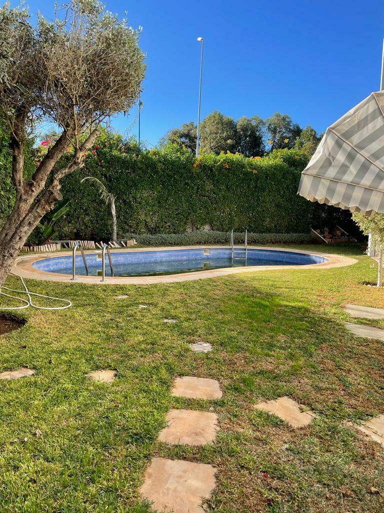 Villa en vente avec jardin et piscine à DAR BOUAZZA